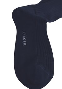 Calze a coste in navy realizzate in tessuto morbido, con punta senza cuciture e marchio "PEROFIL" in bianco, posizionato diagonalmente vicino alla caviglia.