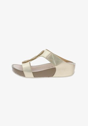 Sandalia beige de punta abierta con cuña baja, plantilla acolchada y pedrería decorativa en la tira superior.