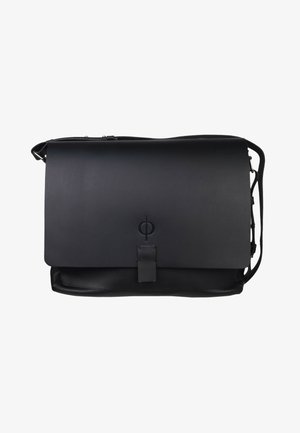 Zwarte leren schoudertas met een soepele klep sluiting, een voorkeursriem en een reliëf symbool. Heeft een verstelbare schouderriem.