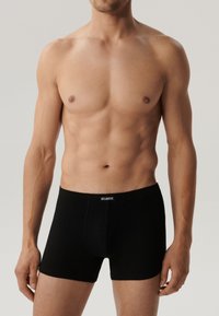 Czarne bawełniane bokserki o gładkiej fakturze, z wygodnym pasem z napisem "ATLANTIC." Prosty design, dopasowany kształt.