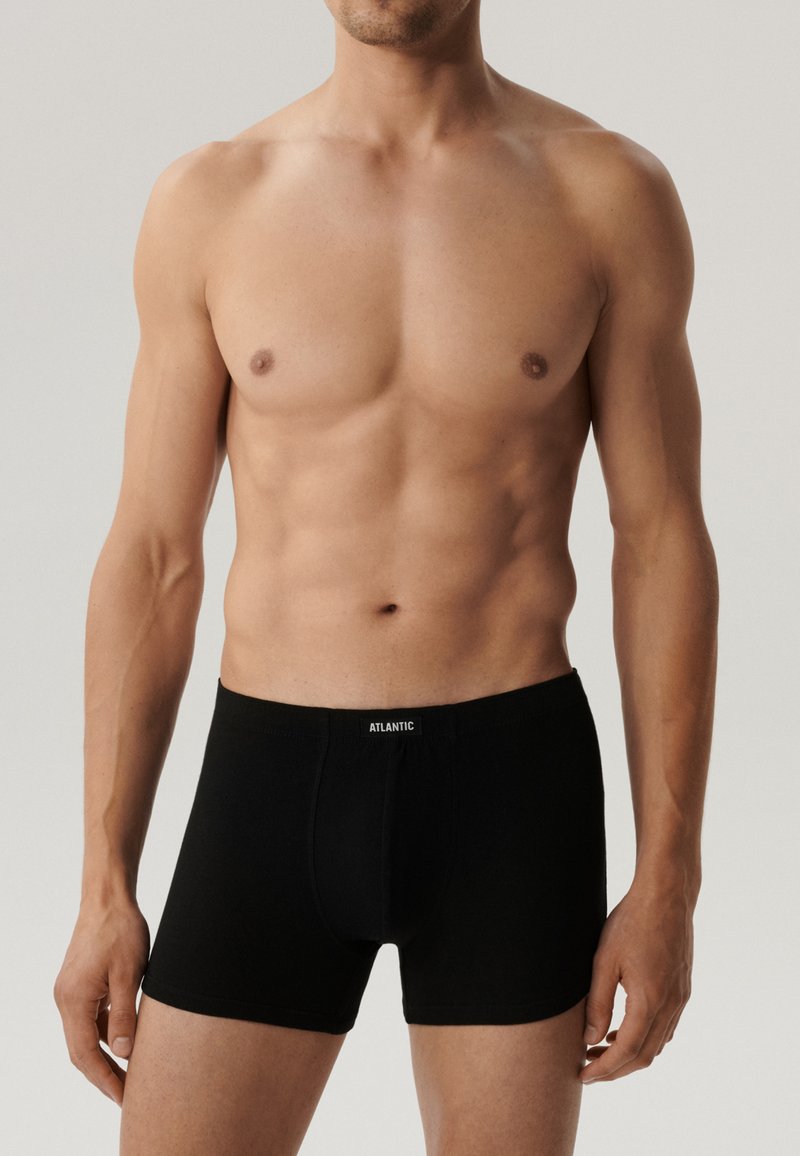 Czarne bawełniane bokserki o gładkiej fakturze, z wygodnym pasem z napisem "ATLANTIC." Prosty design, dopasowany kształt.