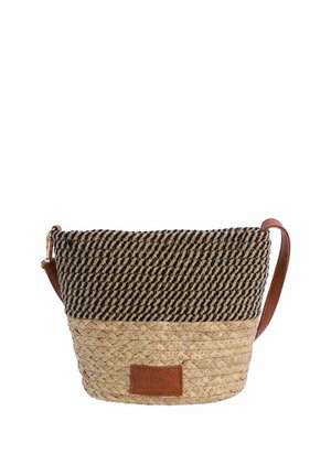 Bolso de mano de paja tejido bicolor con fibras negras y beige natural, con una correa marrón de cuero y una chapa frontal de cuero de la marca.