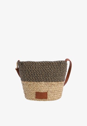 Bolso de mano de paja tejido bicolor con fibras negras y beige natural, con una correa marrón de cuero y una chapa frontal de cuero de la marca.
