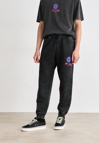 NEVEZ  - Pantaloni de trening - black