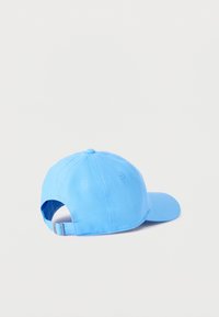 Γαλάζιο μπλε καπέλο μπέιζμπολ με ρυθμιζόμενο λουράκι και μεταλλική αγκράφα, εμφανιζόμενο από πίσω σε απλό λευκό φόντο.