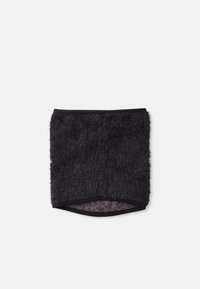 Cuello de forro polar negro con una superficie suave y texturizada y un forro interior en contraste. Rematado con tela negra para mayor durabilidad.