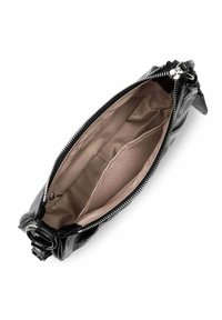 Pochette en cuir noir avec une texture lisse, fermeture zippée et doublure intérieure beige comportant deux poches à glissière.