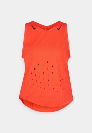 Oranges ärmelloses sportliches Shirt mit V-Ausschnitt, das kleine Belüftungsöffnungen hat und schwarze Nike-Logos auf den Schultern trägt.