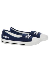 Sneaker in tela blu navy con punte in gomma bianca, lacci e suole. Presenta una striscia nera lungo la suola bianca e un dettaglio di marca laterale.
