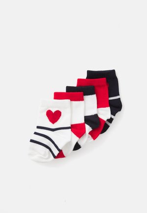 Set di cinque paia di calzini per bambini in vari colori: bianco con cuore rosso e righe navy, rosso unito, rosso con bianco e navy unito. Realizzati in morbido materiale a maglia.