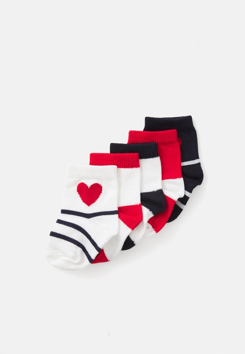 Set di cinque paia di calzini per bambini in vari colori: bianco con cuore rosso e righe navy, rosso unito, rosso con bianco e navy unito. Realizzati in morbido materiale a maglia.