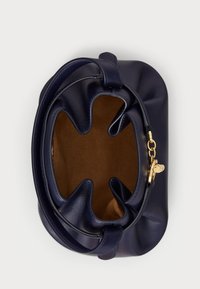 Granatowa skórzana torebka o zaokrąglonym kształcie, teksturowanej powierzchni i złotych akcentach. Wnętrze wykończone jest miękkim brązowym materiałem.