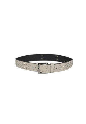 Cinturón de cuero gris claro con tachuelas decorativas y piedras brillantes, que cuenta con una hebilla de metal plateado y un reverso negro liso.
