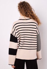 Apricot - Sweter