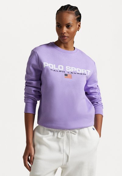 Fialová bavlnená mikina s rebrovanými manžetami a okrúhlym výstrihom, s nápismi "POLO SPORT" a "RALPH LAUREN" a malou grafikou americkej vlajky.