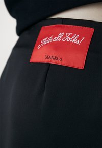 MAX&Co. LOONEY GINGER - Dolgo krilo - schwarz