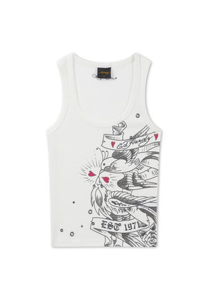 Débardeur blanc avec un motif d'oiseau et de bannière style tatouage en noir et gris, cœurs rouges, texte « Ed Hardy » et « EST 1971 ».