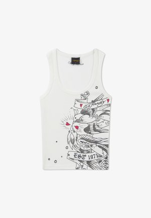 Débardeur blanc avec un motif d'oiseau et de bannière style tatouage en noir et gris, cœurs rouges, texte « Ed Hardy » et « EST 1971 ».