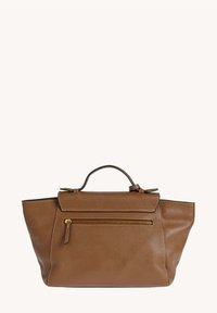Sac à main en cuir marron avec une forme structurée, des poignées supérieures et une poche zippée à l'avant. Présente un matériau texturé et des accents en métal doré.