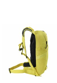 Mochila amarilla con un panel negro texturizado, correas ajustables, múltiples bolsillos con cremallera y respaldo acolchado para mayor soporte.