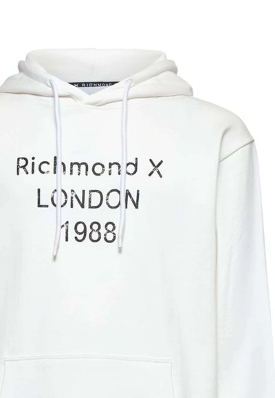 Felpa bianca con grafica frontale che riporta "Richmond X LONDON 1988" in nero, cappuccio con cordoncino e tasca a marsupio. Tessuto morbido.