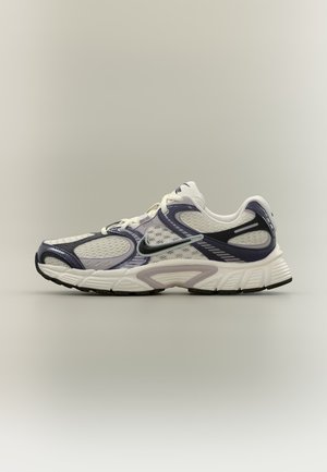 Nike Sportswear, V5 RNR - Маратонки - sail/off noir-gridiron-silver lilac