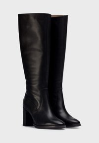 Botas de cuero negras hasta la rodilla con acabado brillante, tacón cuadrado, puntera afilada y diseño sin costuras para una apariencia elegante.