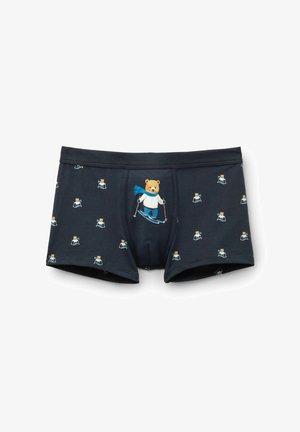 Boxers en tissu bleu marine foncé, présentant un motif répétitif d'un ours en train de skier portant une écharpe bleue. Matière douce et extensible avec une taille élastique.