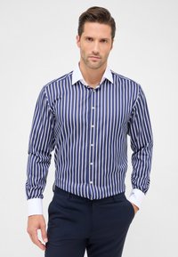Camicia a righe blu navy e bianche con colletto aperto, chiusura con bottoni e polsini bianchi, caratterizzata da una texture di tessuto liscia.