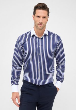 Marineblauw en witte gestreepte overhemd met een verspreide kraag, knoopsluiting aan de voorkant en witte mouwen, met een gladde stoftextuur.