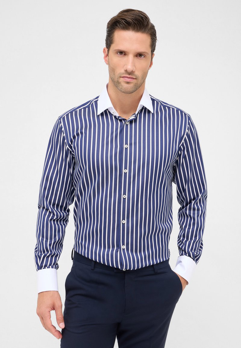Camicia a righe blu navy e bianche con colletto aperto, chiusura con bottoni e polsini bianchi, caratterizzata da una texture di tessuto liscia.