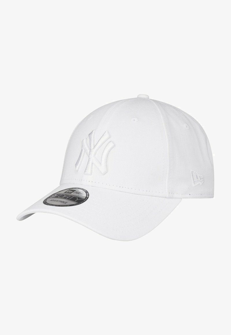 Casquette de baseball blanche avec un logo New York Yankees brodé en relief blanc à l'avant, visière courbée et sangle ajustable à l'arrière.
