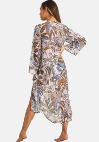 Lange, doorzichtige kimono van lichtgewicht stof met een kleurrijk bloemenpatroon in blauw, bruin en oranje accenten. Uitlopende mouwen en zijsplitten.