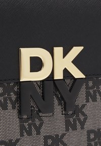DKNY ECHO CHAIN FLAP - Skulderveske - black