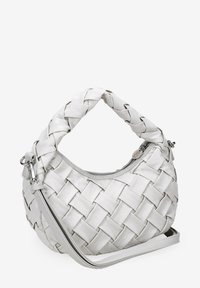Bolso de mano de cuero blanco trenzado con forma curva, asa trenzada y correa desmontable; cuenta con un cierre superior de cremallera y acentos en plata.