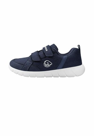 Granatowy casualowy sneaker z białą elastyczną podeszwą, dwoma paskami na rzepy i białym logo z boku.