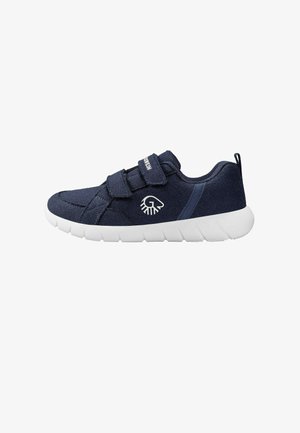 Granatowy casualowy sneaker z białą elastyczną podeszwą, dwoma paskami na rzepy i białym logo z boku.