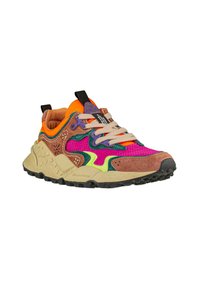 Sneaker multicolore con una combinazione di materiali in suede e mesh. Il design include tonalità di rosa, arancione, marrone e verde, con elementi testurizzati.