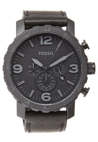 Montre Fossil avec un bracelet en cuir noir. Le cadran noir rond présente de grands marqueurs numériques, des sous-cadrans de chronographe et des détails texturés.