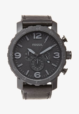 Zegarek Fossil z czarnym skórzanym paskiem. Okrąła czarna tarcza z dużymi znacznikami cyfr, sub-tarczami chronografu i teksturowanymi detalami.