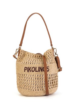 Bolso tipo cesto beige de paja tejida con asas de cuero marrón y "PIKOLINOS" bordado con hilo oscuro en la parte delantera.