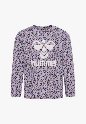 Langes lila Hemd mit einem Blattmuster in verschiedenen Farben und einem großen weißen "hummel"-Logo auf der Vorderseite.