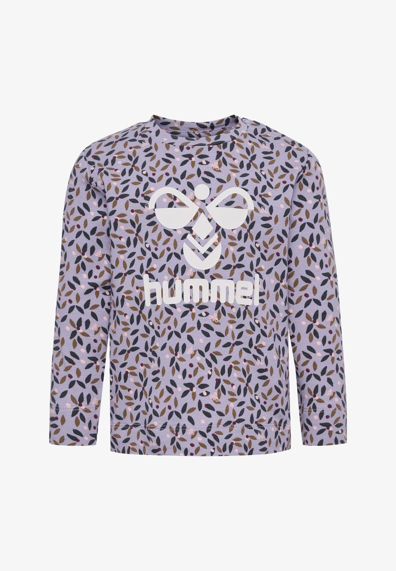 Langes lila Hemd mit einem Blattmuster in verschiedenen Farben und einem großen weißen "hummel"-Logo auf der Vorderseite.