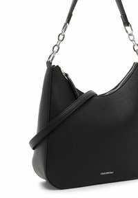 Schwarze Schultertasche aus synthetischem Leder mit genarbter Oberfläche, geschwungenem Design, silberner Hardware und Reißverschluss. Akzentuiert mit einem Kettenriemen.