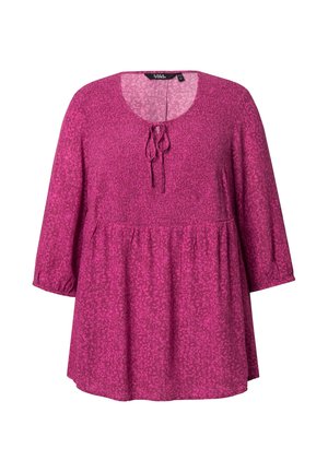 Fuchsia top met een ronde halslijn, driekwartmouwen en een strikdetail aan de voorkant. Beschikt over een subtiel bloemenpatroon. Zachte stof.