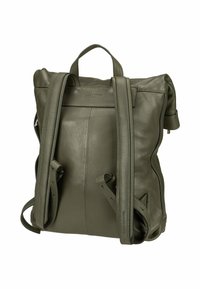 Zaino in pelle verde oliva con spallacci doppi, manico superiore, base piatta e cuciture sottili. Presenta un design minimalista.