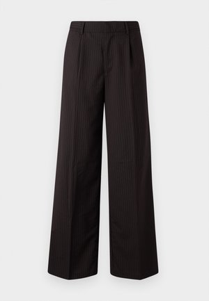 Schlichte, weit geschnittene Hose aus dunkelbraunem Stoff mit einem Nadelstreifenmuster, tailliertem Design, Gürtelschlaufen und gebügelten Falten für zusätzliche Struktur.