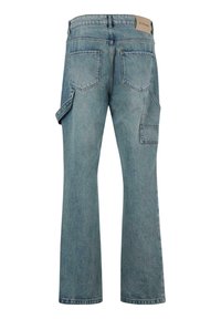 Hellblaue Denim-Jeans mit relaxed Fit, ausgestattet mit zwei Gesäßtaschen und einer seitlichen Cargo-Tasche. Der Stoff hat eine leichte Textur mit sichtbaren Nähten.