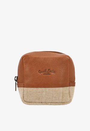 Majhen etui z zgornjim delom iz rjavega usnja, spodnjim delom iz bež tkanine, z zadrgo in vtisnjenim logotipom "Gusti Leder studio" na sprednji strani.