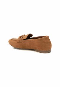 Mocasines de ante marrón con punta redondeada, lengüeta doblada y un diseño minimalista. La suela plana y la textura suave realzan la comodidad y el estilo.